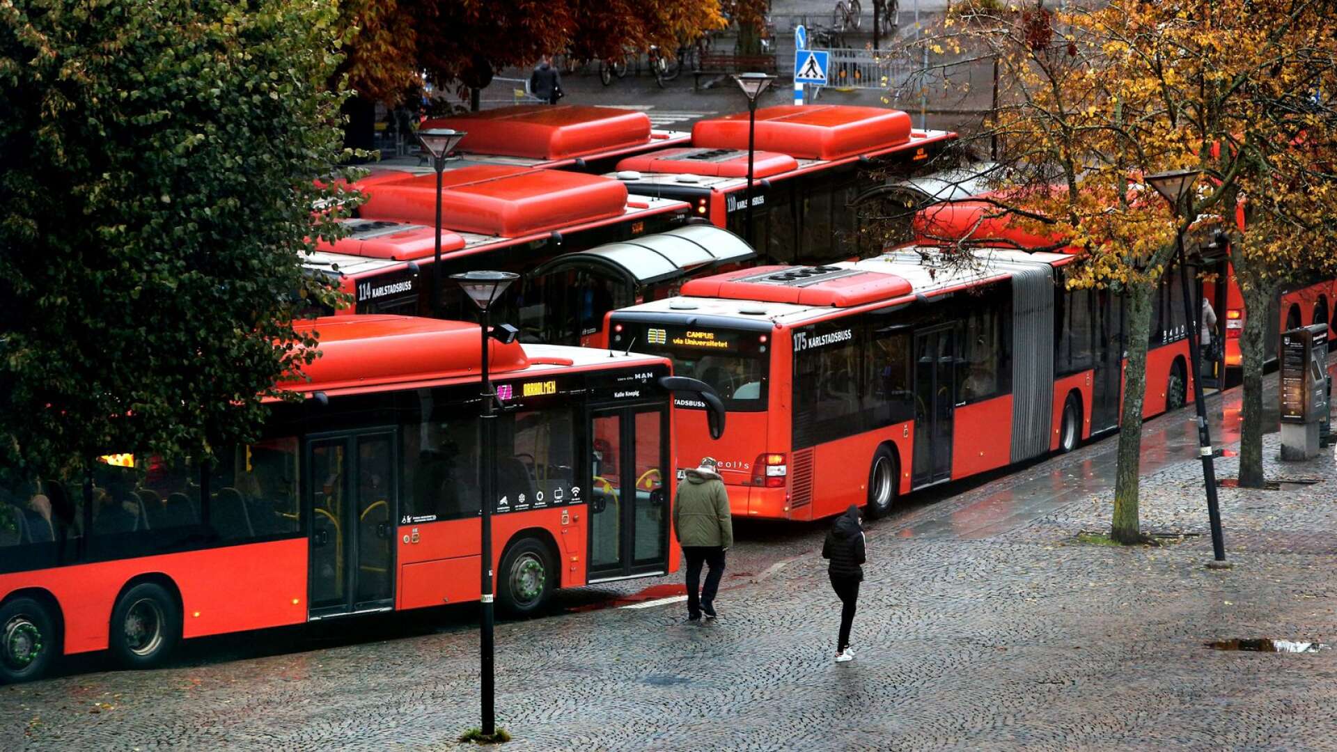 Karlstadsbuss börjar redan på måndag att köra efter sommartidtabellen eftersom antalet resor minskat kraftigt.