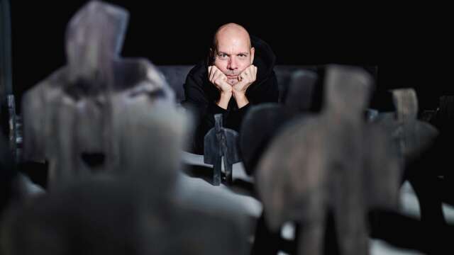 Kenneth Kvarnström, koreograf, repeterar på Riksteatern i Hallunda inför föreställningen ”Pianotopografier” som har premiär under våren 2021.