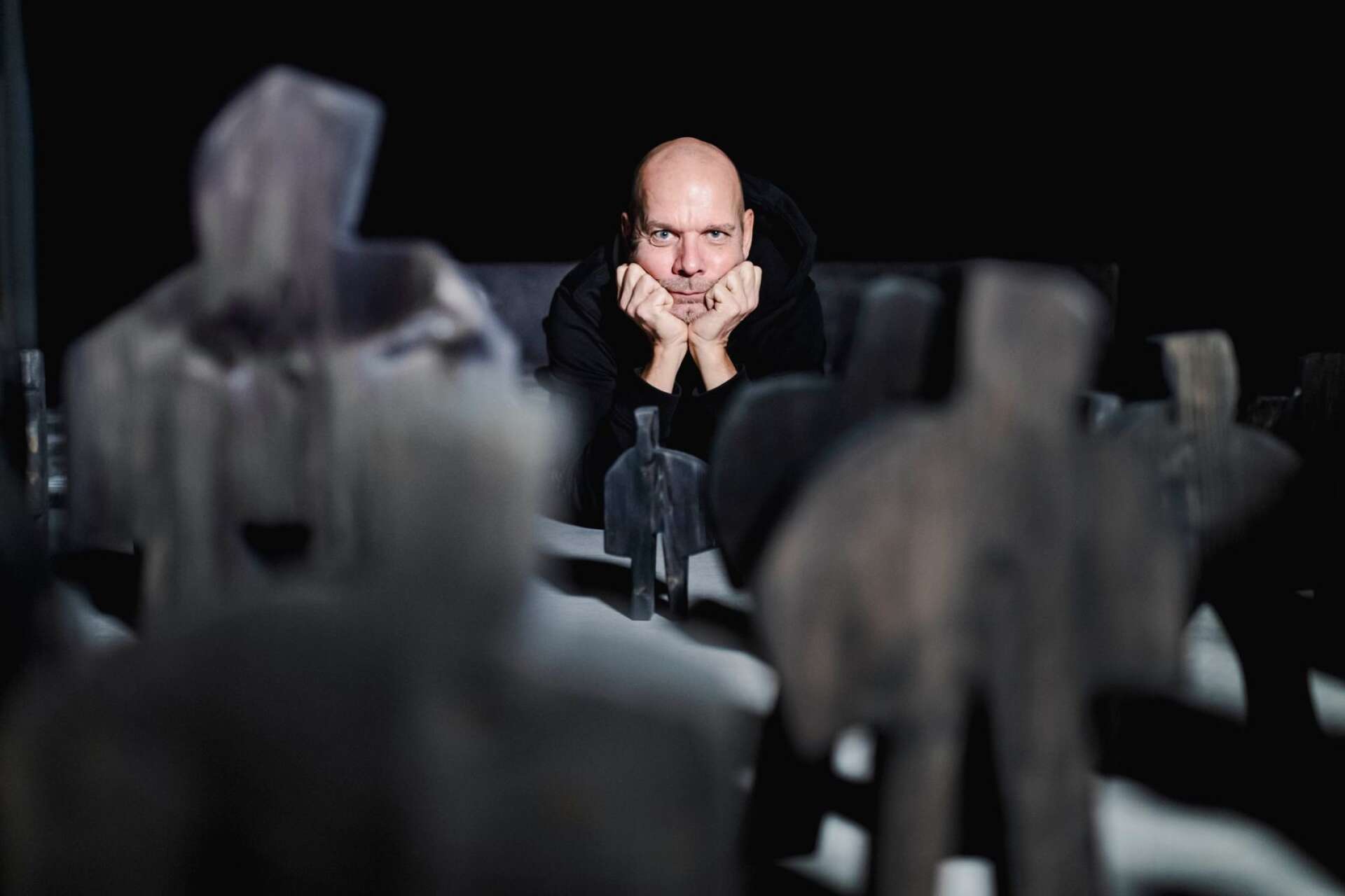 Kenneth Kvarnström, koreograf, repeterar på Riksteatern i Hallunda inför föreställningen ”Pianotopografier” som har premiär under våren 2021.