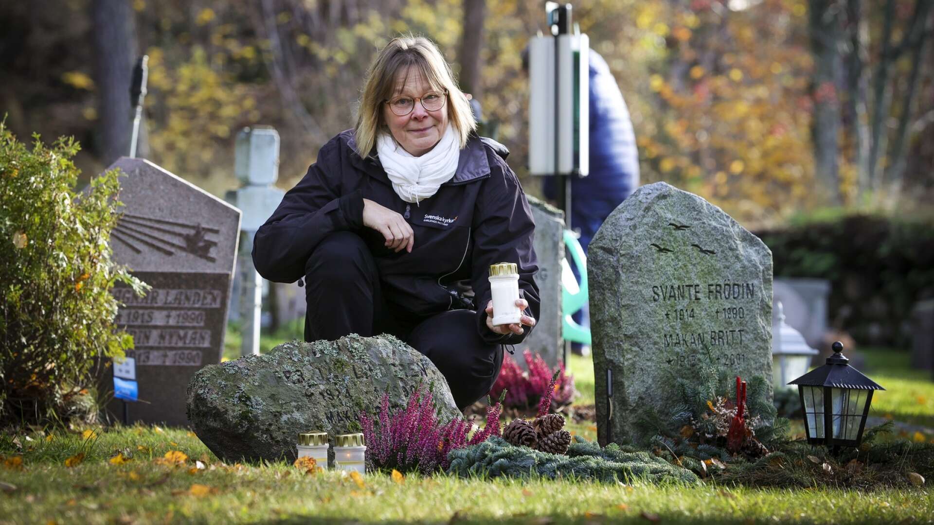 I dag tänds 500 ljus upp på Ruds kyrkogård inför alla helgons dag. En halv arbetsdag tar det innan alla ljus är på plats. ”Man gör det för att hedra och minnas de som har dött”, säger Karin Jardelid, planerare för Karlstads pastorat. 