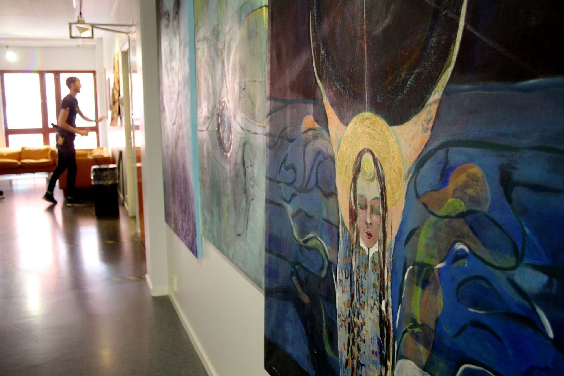 Verk av skilda slag visas när regionens anställda fyller väggarna i Spisrummet. Målningen närmast kameran har Ann-Charlotte Hedenskog gjort.