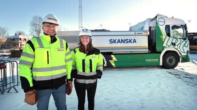Hundra procent el. Det är vad som driver lastbilen bakom Lars Reinholdsson från LBC Frakt och Tilda Flodell från Skanska. Den kan ta en last på 14 ton och med släp 32 ton.
