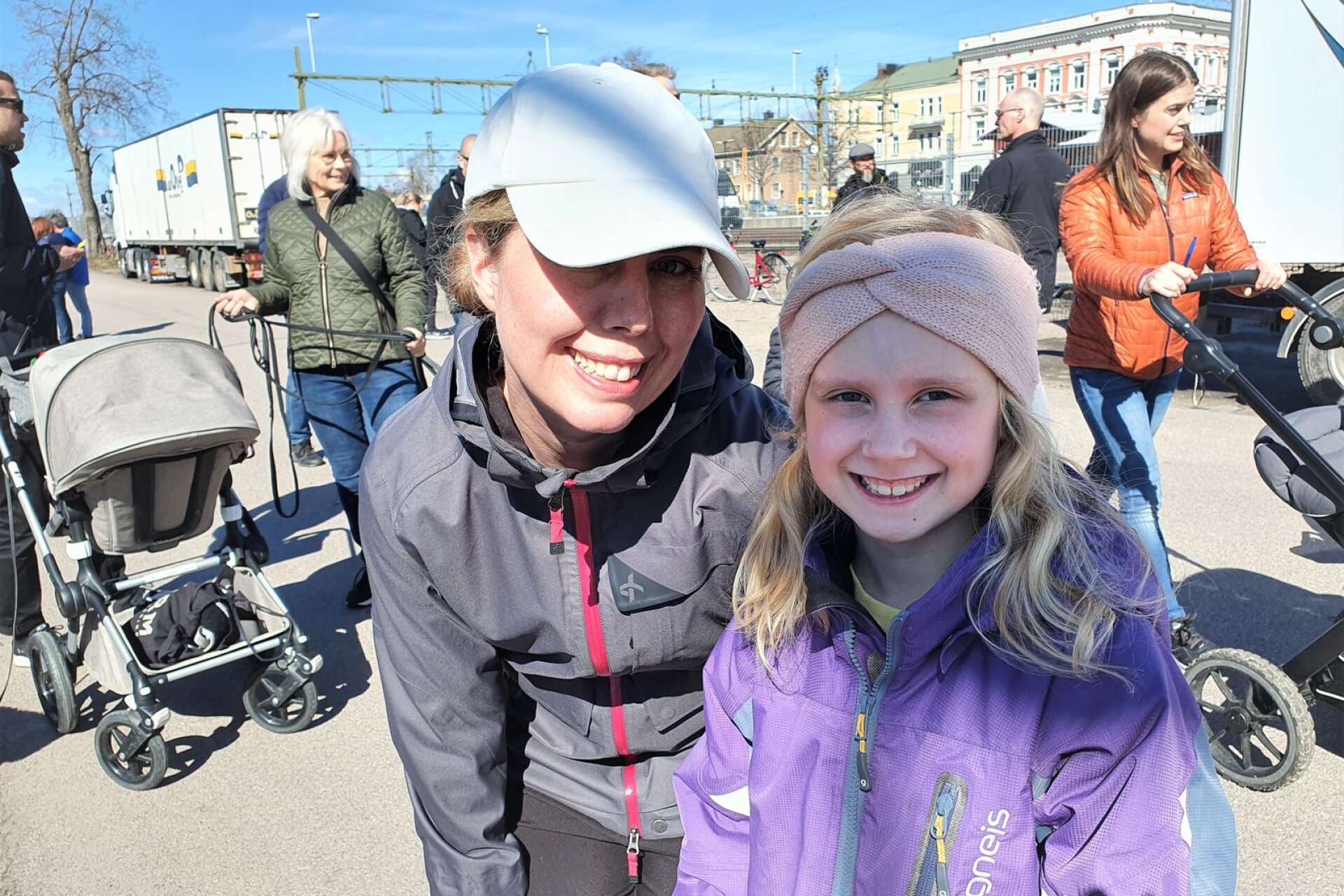 Mor och dotter Marie Björkman och Linnea Albinsson gick äggpromenaden tillsammans.