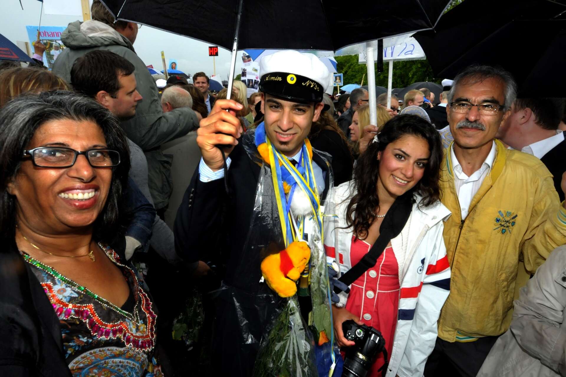 Reza Azhir, längst till höger, firar sin sons student, tillsammans med sin fru och dotter.
