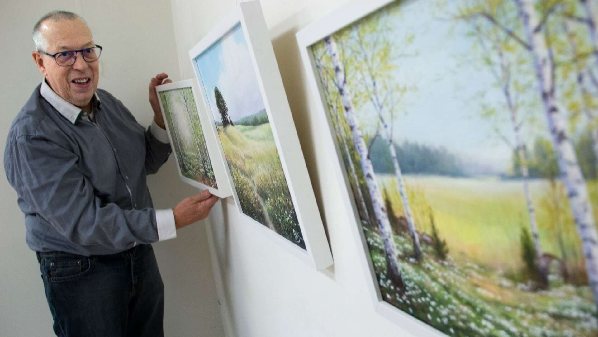 Ebbe Skoglund visar upp sina akrylmålningar och tolkar det lokala landskapet i en utställning i Smältarbyggningen i Degerfors. 