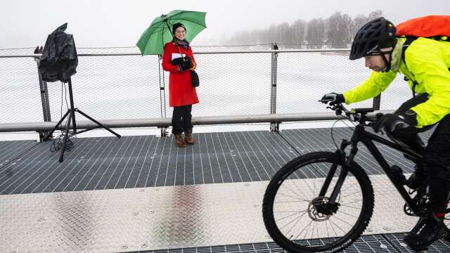 Trots att vädret inte var det bästa uppmanade Marie Högkvist (C), vice ordförande i teknik- och fastighetsnämnden, åskådarna att njuta av den nya gång- och cykelbron som förbinder Råtorp och Färjestad.