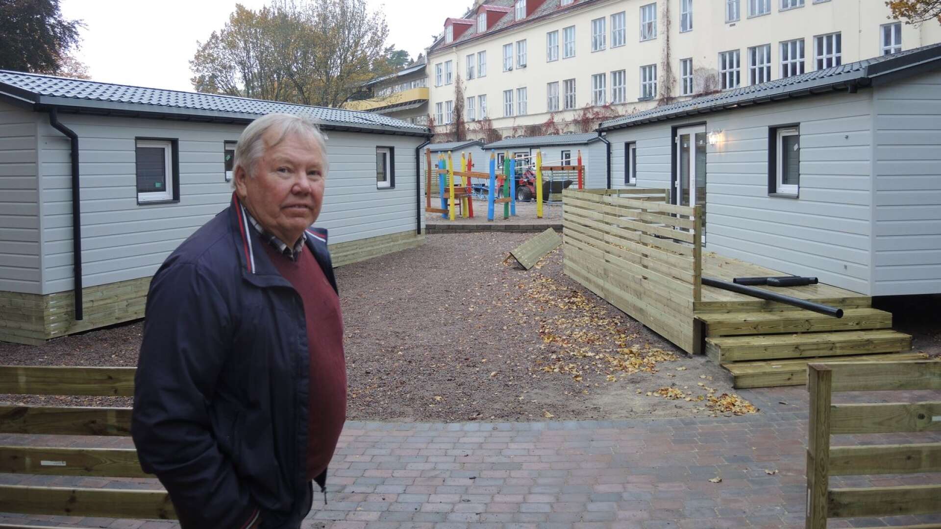 Bert Karlsson låter nu avveckla byn med hus på hjul intill Stora Ekeberg. Villavagnarna säljs allteftersom hyresgästerna flyttar ut.