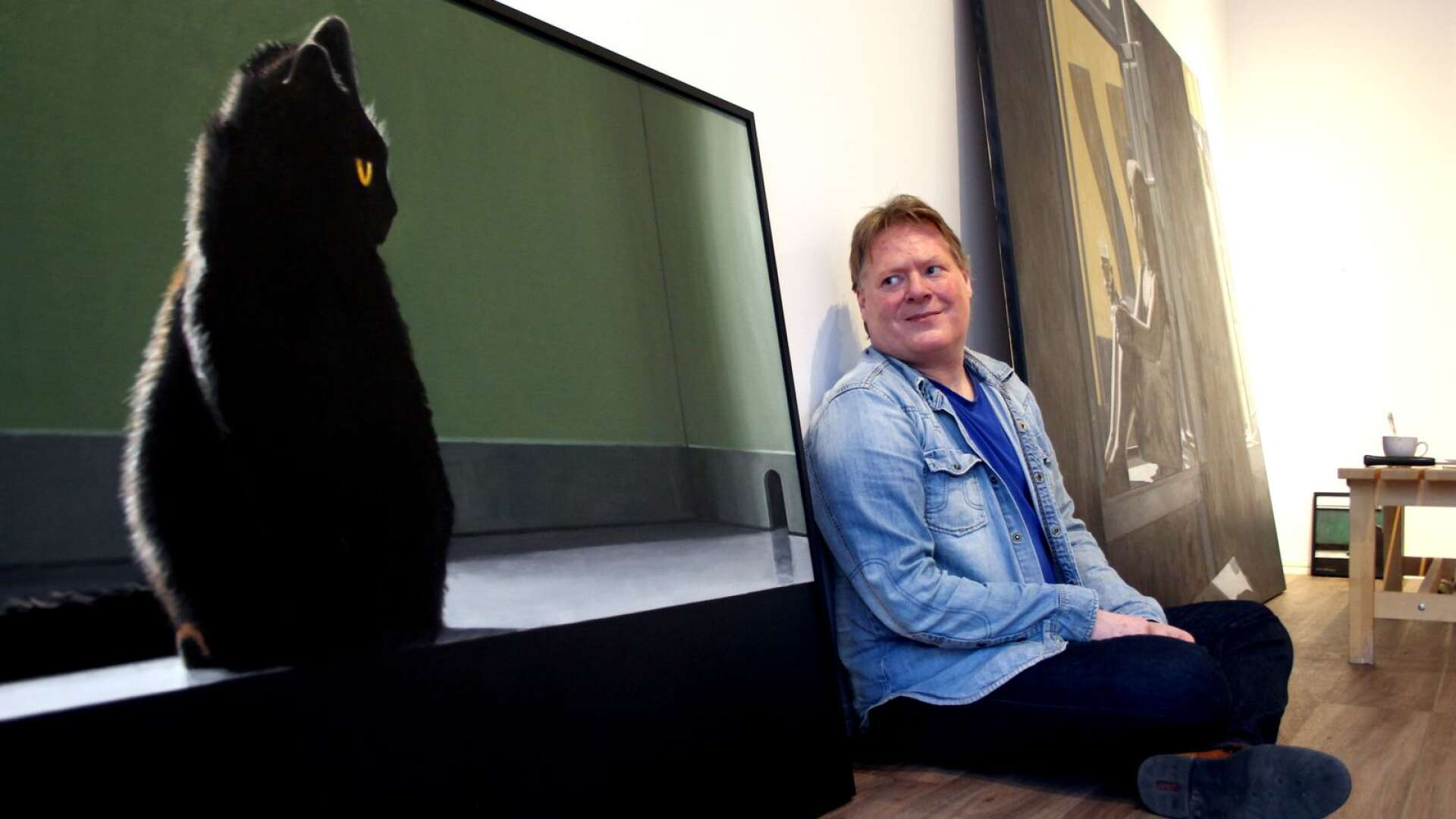 Både jobbet och motiven är stundtals nära för konstnären Joakim Johansson. Katten Fröken är hans egen och ateljén har han i huset där han bor: &quot;Jag har bara 20-30 meter till jobbet. Jag går genom källaren bara - jag är aldrig ute!&quot;.