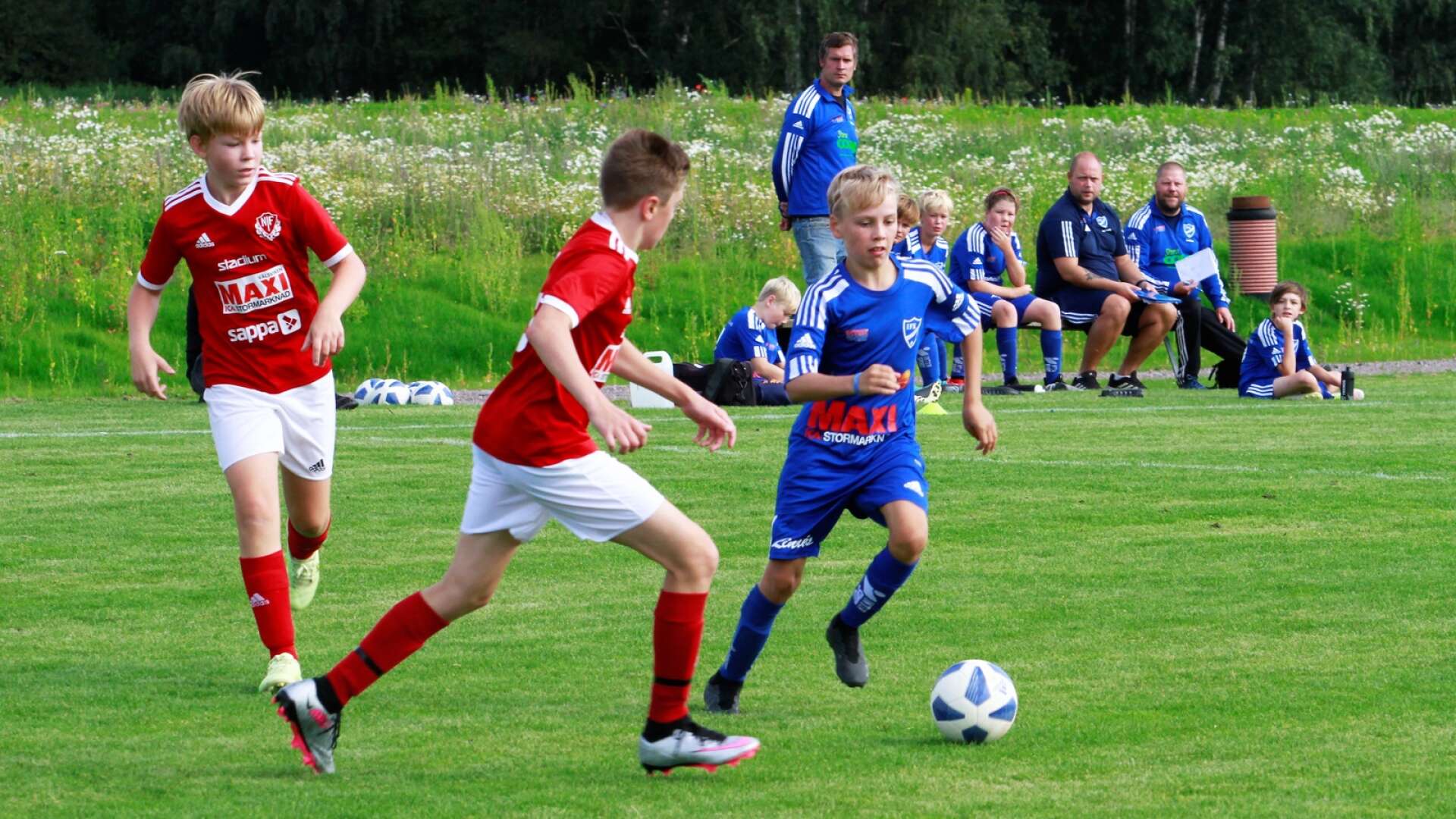 IFK:s P11-lag består av bortåt 40 spelare och man har därför två lag. Här spelar det ena sin match under IFK-dagen.