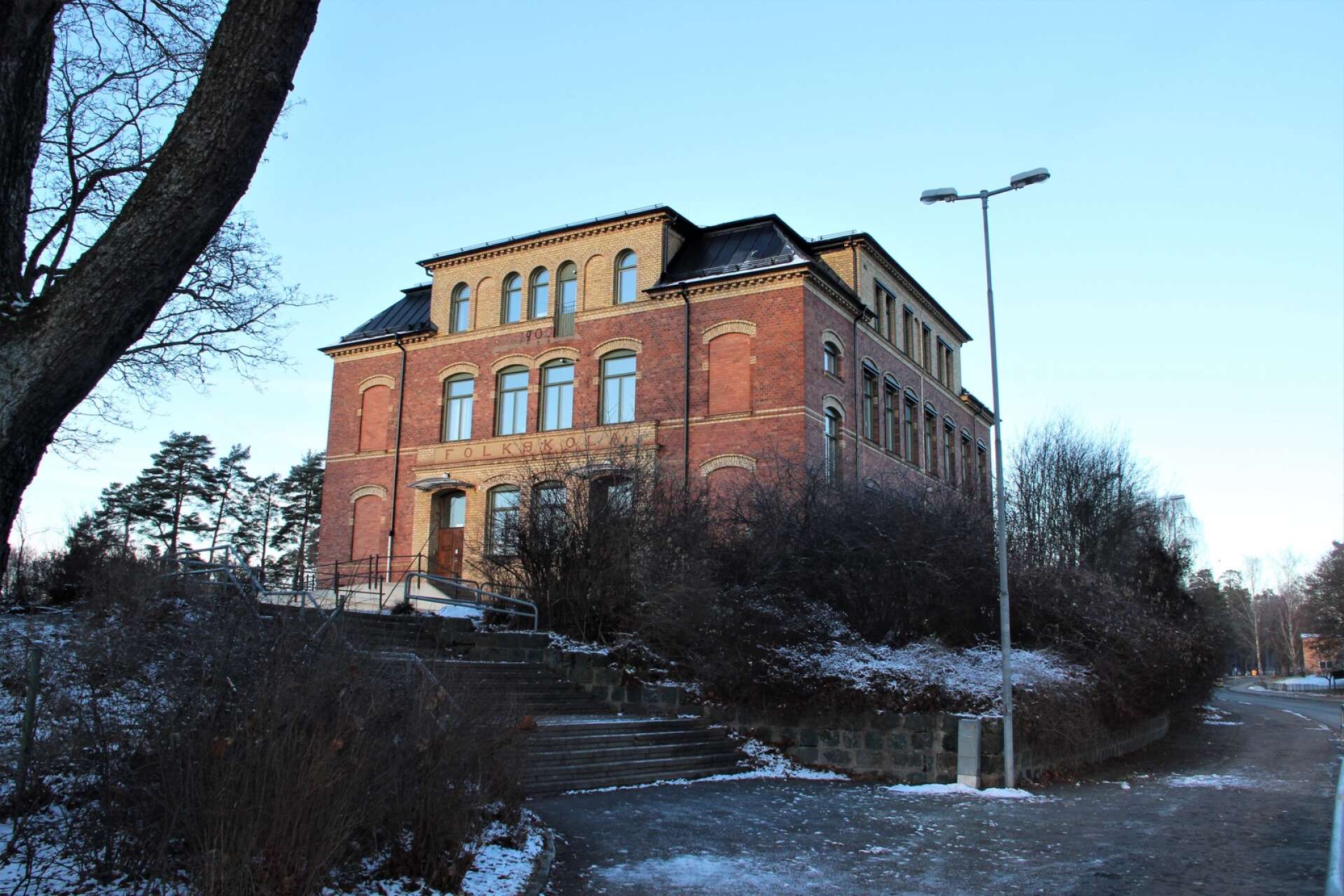 Förslaget att göra Bruksskolan och Parkskolan till en tvåparallellig skolenhet i  Degerfors togs inte upp mer i internbudgeten. Istället sparar man på andra sätt.