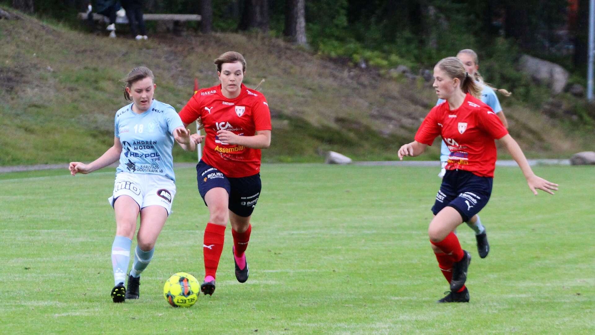 Bengtsfors IF erbjuds en plats i division 3. Hör Martina Johansson och Felicia Larsson mot IF Viken i årets DM-final.