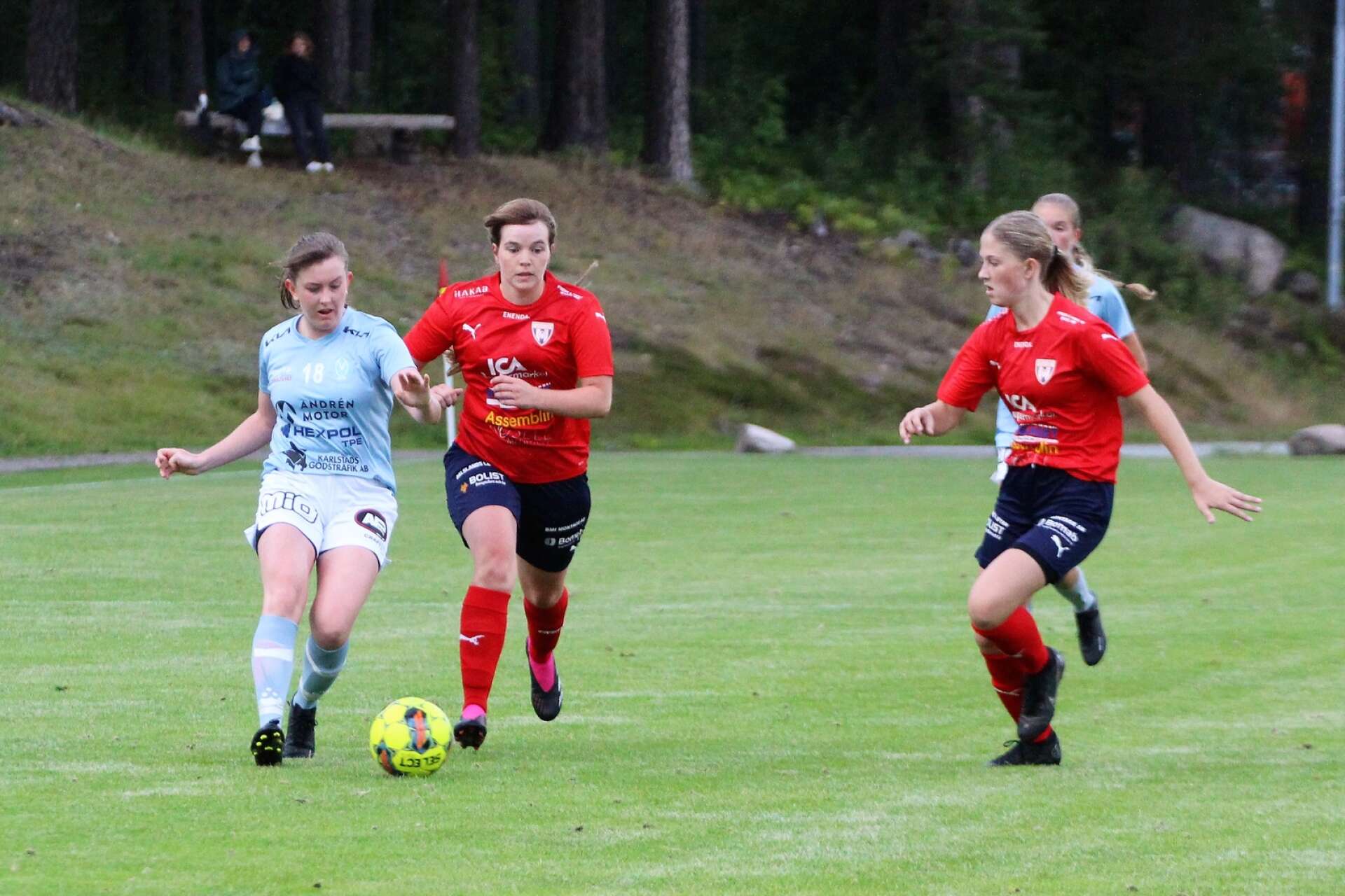 Åsa Olsson, Viken, i löpduell med Martina Johansson, Bengtsfors. Till höger Felicia Larsson.