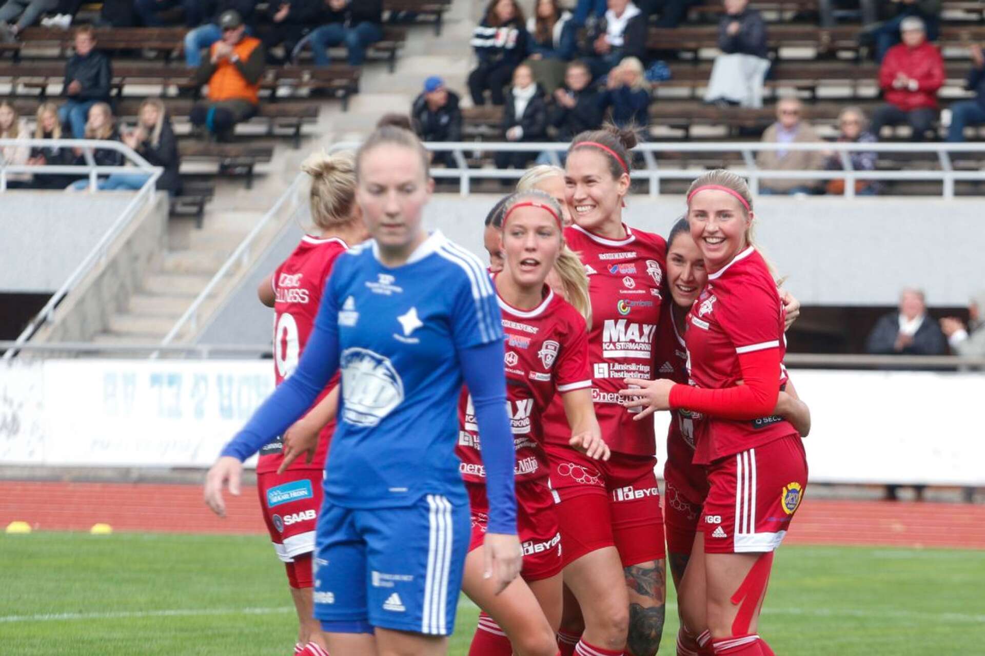 RIK:s mittback Hanna Sahlén (i mitten) har gjort fyra mål på två matcher mot Örebro varav tre stycken på nick. Under fredagen möts lagen igen i en seriefinal i division 1.