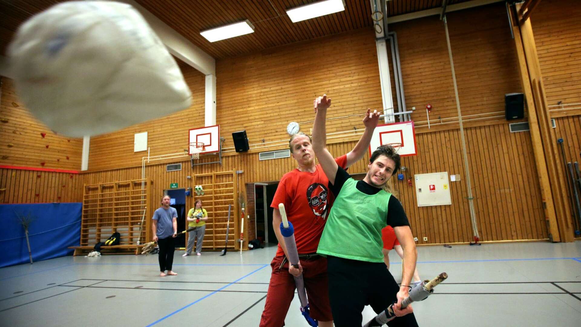 Johan Björk och Joel Blom kämpar om klonken när deras klass spelar en magifri variant av quidditch under kursen skapa världar på Kristinehamns folkhögskola.