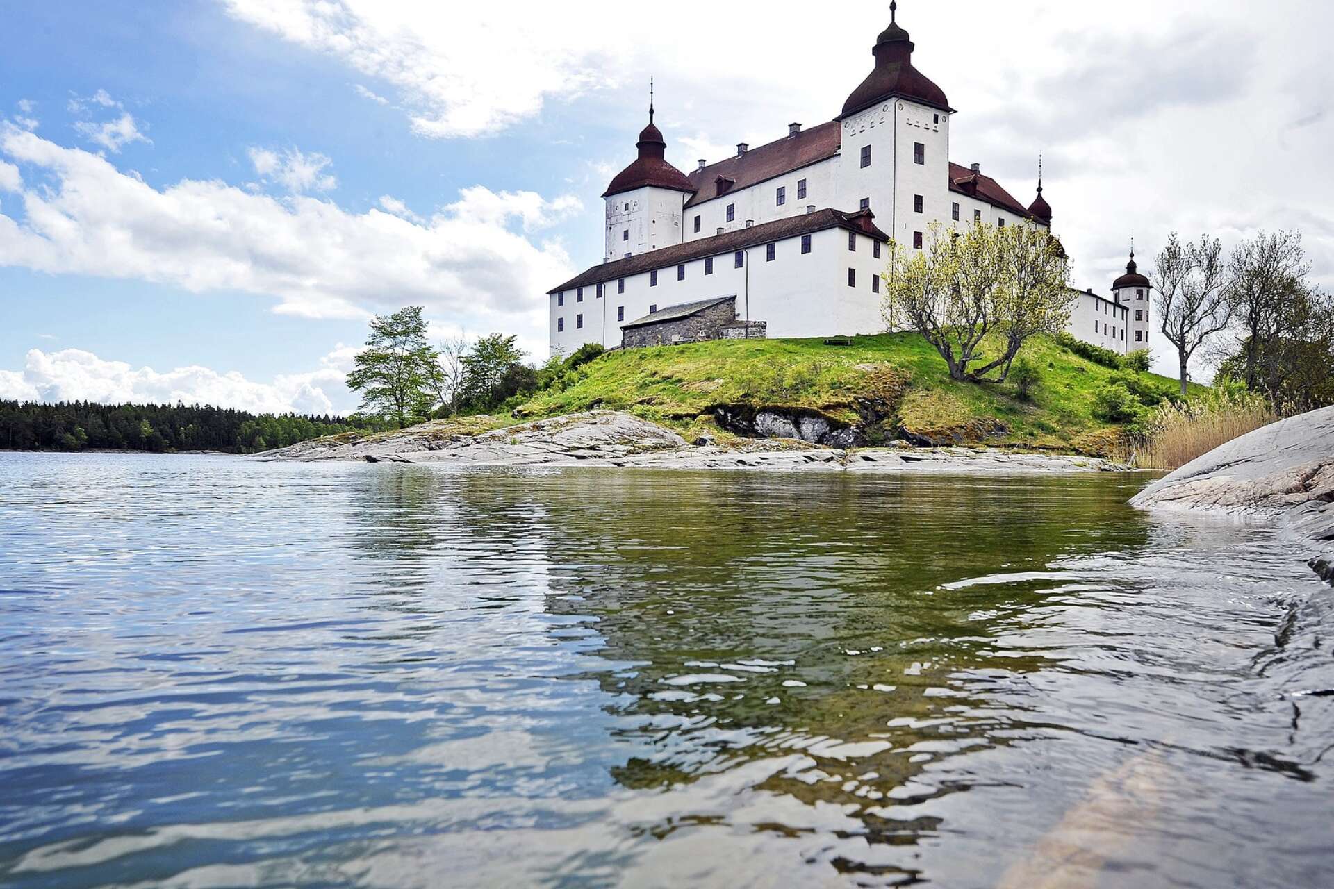 Ett populärt besöksmål som Läckö slott behöver kunna erbjuda service till elbilar. Just nu installeras 20 laddplatser på parkeringen.