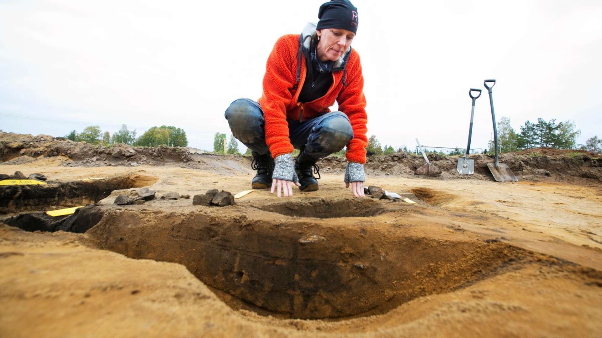 Petra Aldén Rudd arbetar med utgrävningen vid Vikstaskolan. Där har man bland annat hittat rester efter vad som tros vara en boplats.