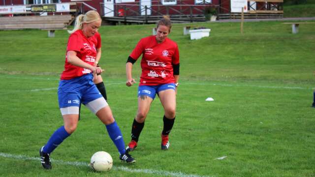Anna Söderqvist, här på träning med bollen mot försvarande Carolina Nilsson, gjorde matchens enda mål mot Herrestad U.