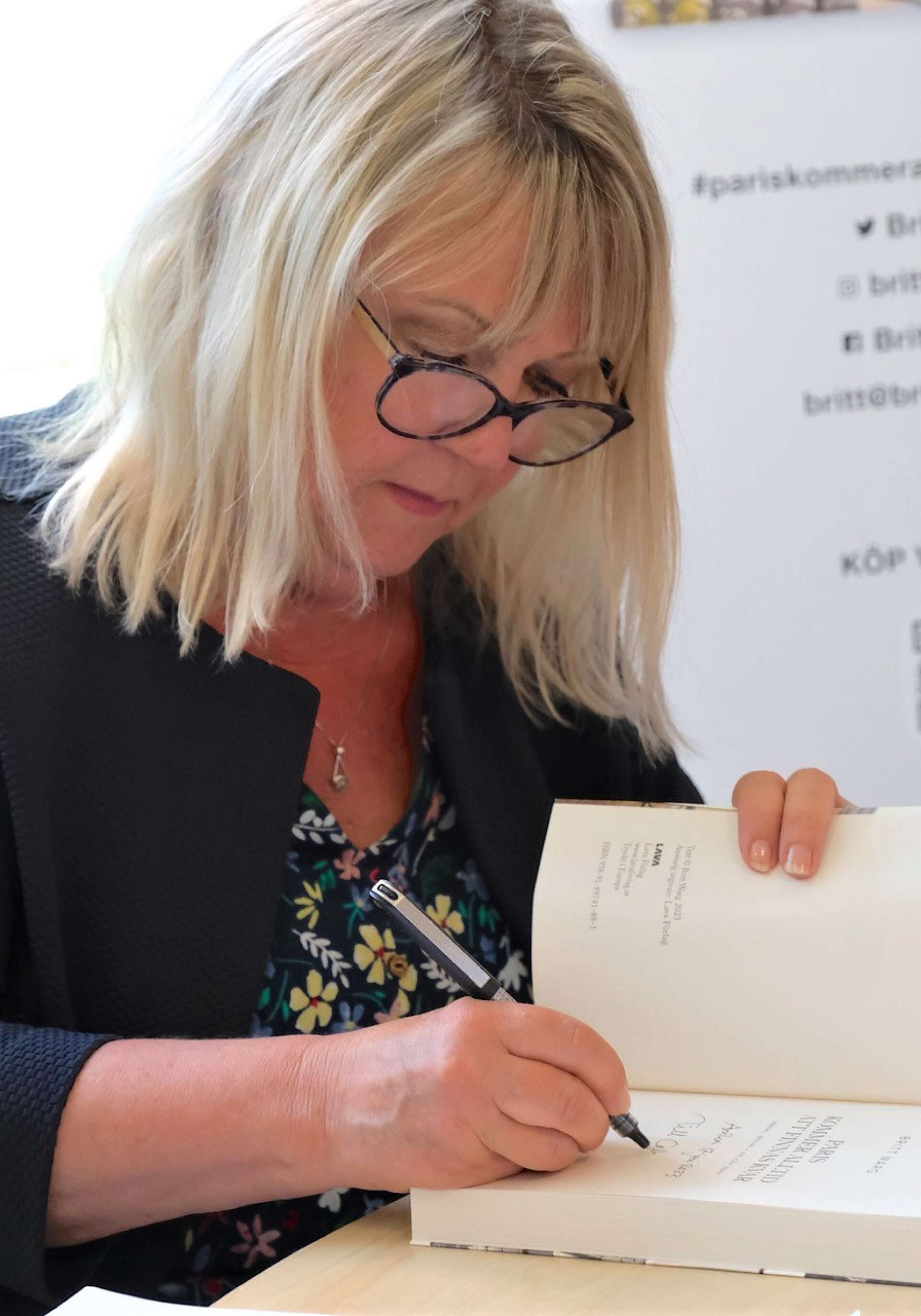 Vid lördagens boksläpp på biblioteket i Arvika hade Britt Warg fullt upp med att signera.