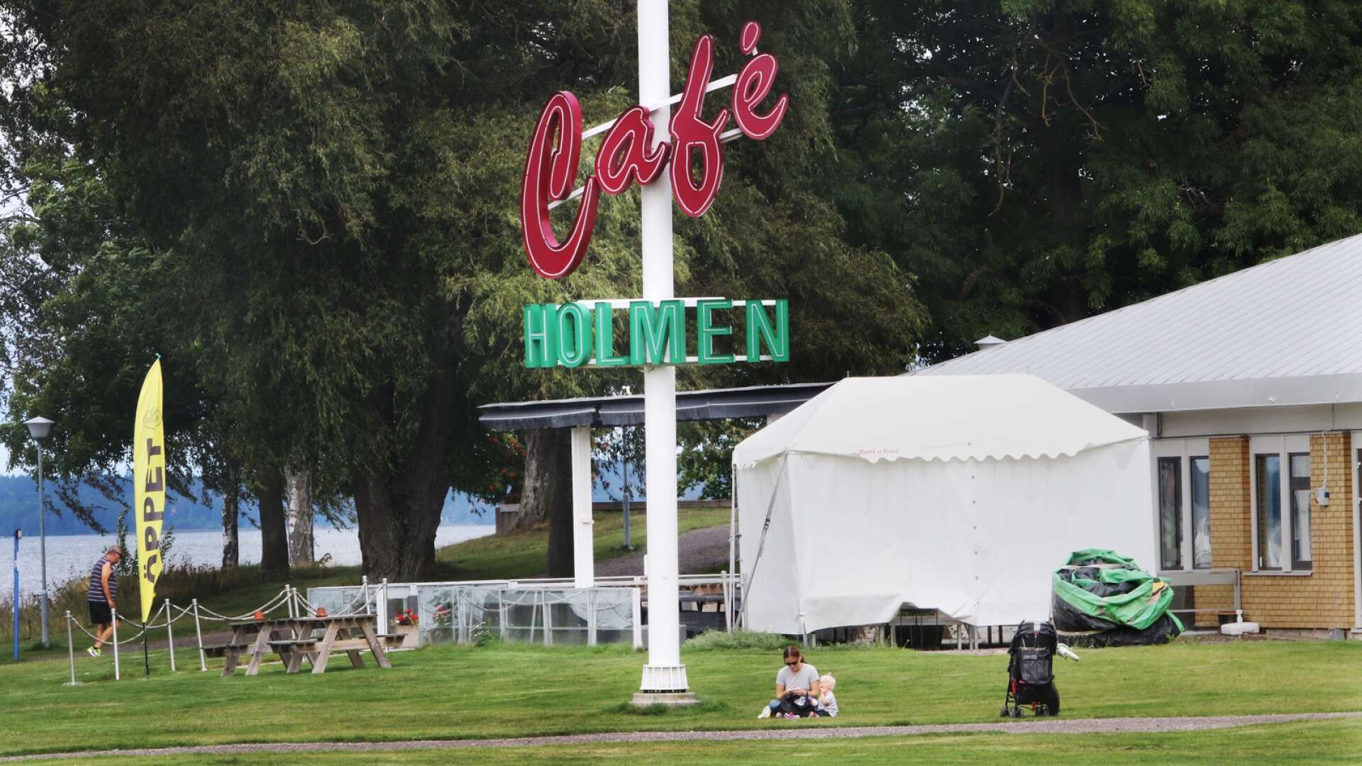 Kommunen kräver Café Holmen på ett års retroaktiv hyra.