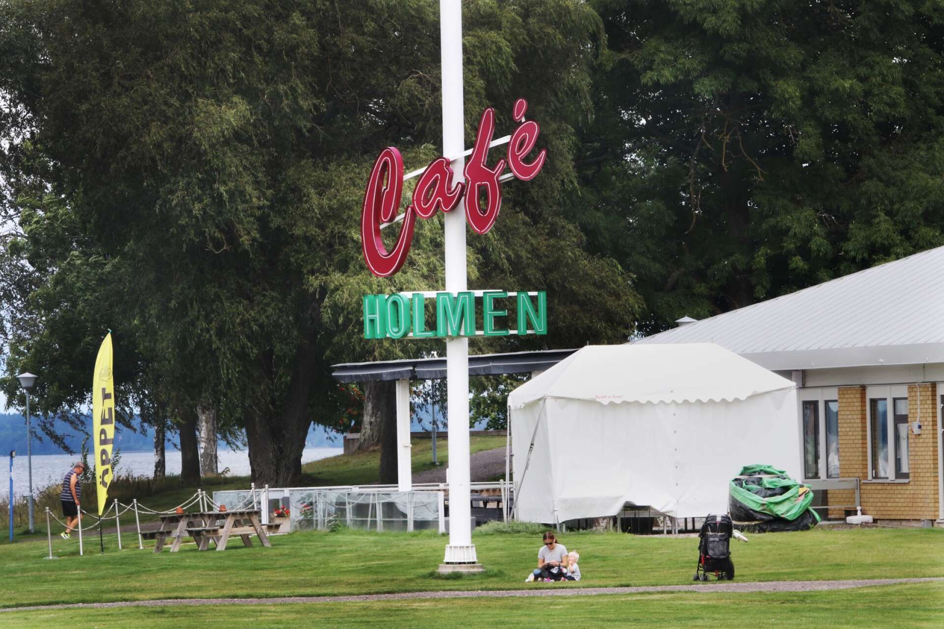 Kommunen kräver Café Holmen på ett års retroaktiv hyra.