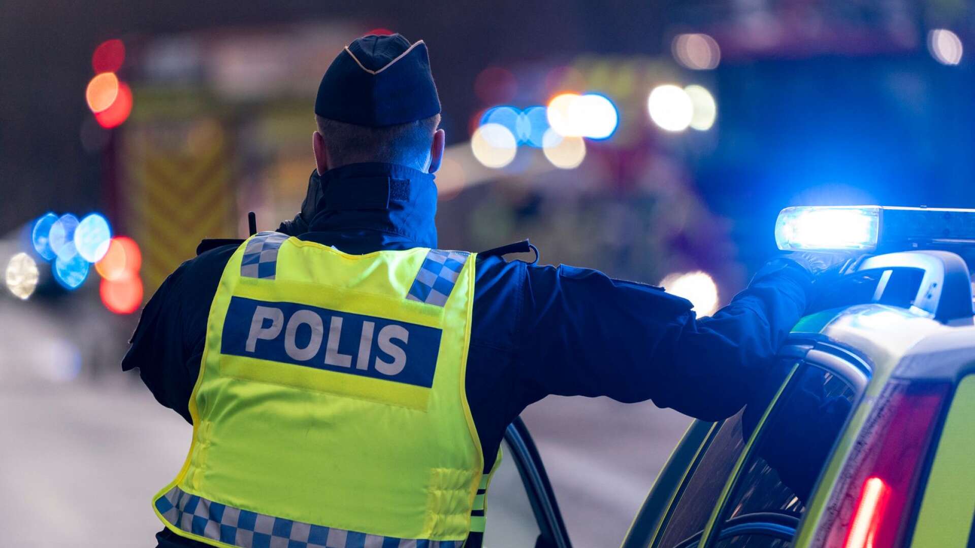 En man i Kristinehamn åtalas för att ha stuckit en kniv i en kvinnas ben.