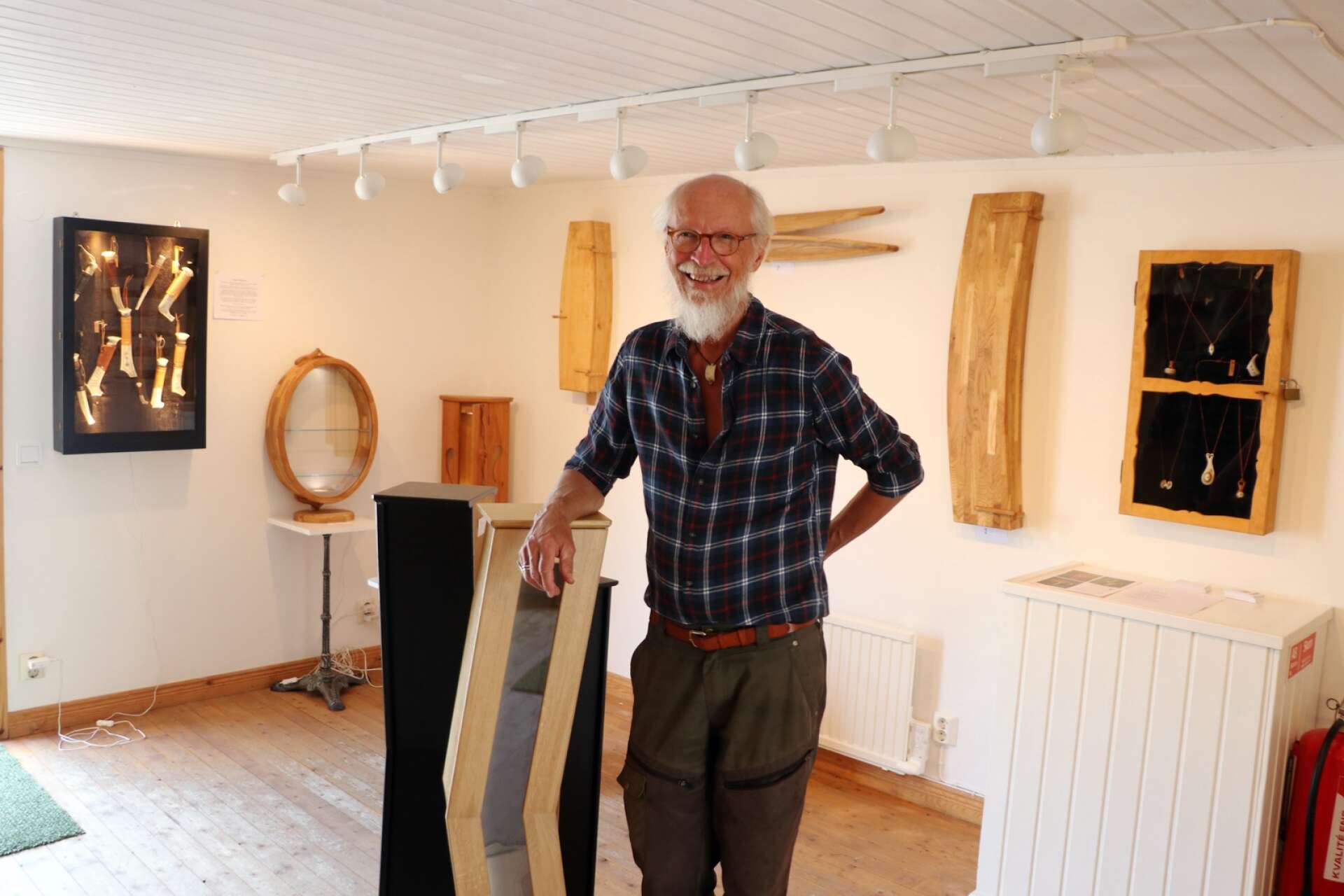Hans Wegbrant kommer tillbaka till Hantverksmagasinet för att visa upp sina verk i trä. Bilden är tagen när han hade sin första utställning i Åmål.