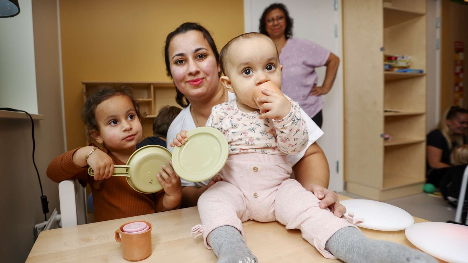 Frida Cavollari med barnen Melina 2,5 år och Elvina 8 månader besöker gärna öppna förskolan på Familjecentralen Västerstrand.
