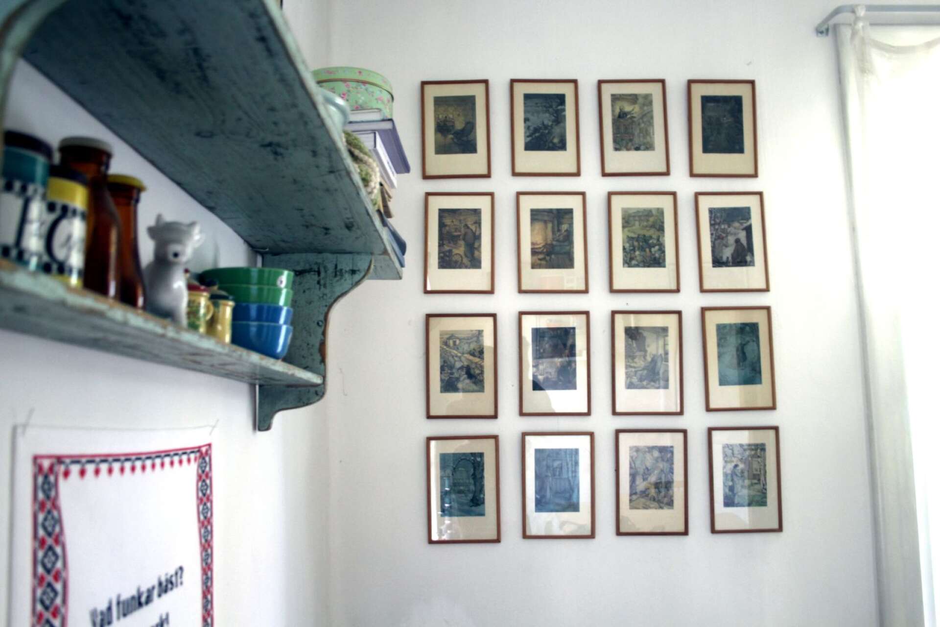 I Majas hem finns en hyllning till Selma Lagerlöf i form av en hel vägg med inramade illustrationer ur Gösta Berlings saga.