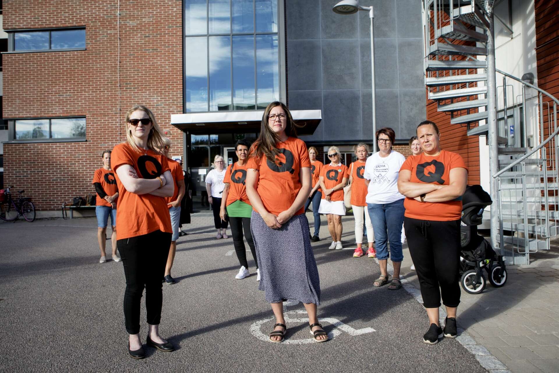 Barnmorskor protesterar utanför avdelning Q, två år efter att förlossningen i Karlskoga stängde ner. Längst fram står Christina Arvidsson, Linda Lanneqvist och Malin Falkenström.