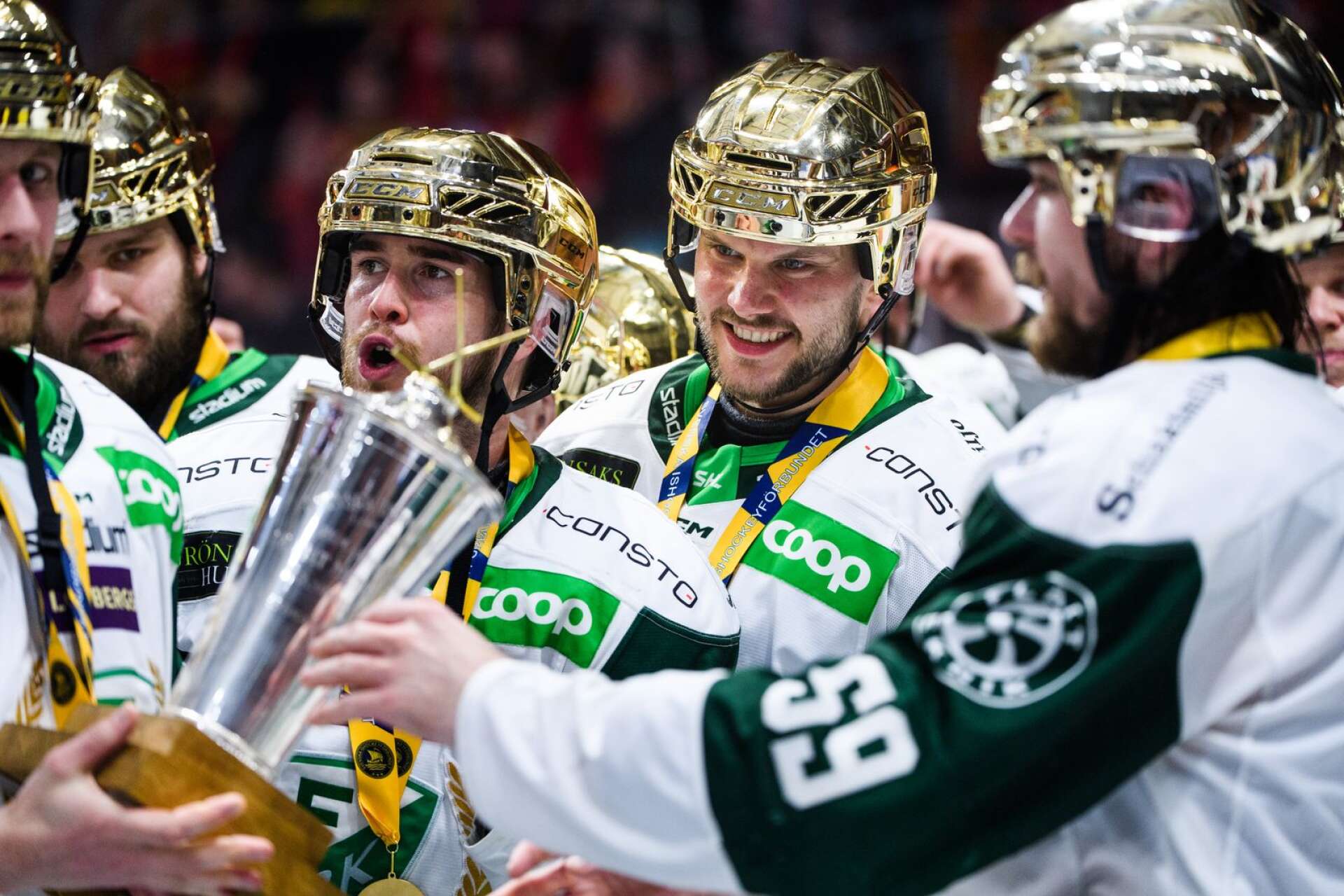 Det är kort efter slutsignal i Coop Norrbotten Arena den 12 maj. Michael Lindqvist och Theodor Lennström guldjublar tillsammans. 