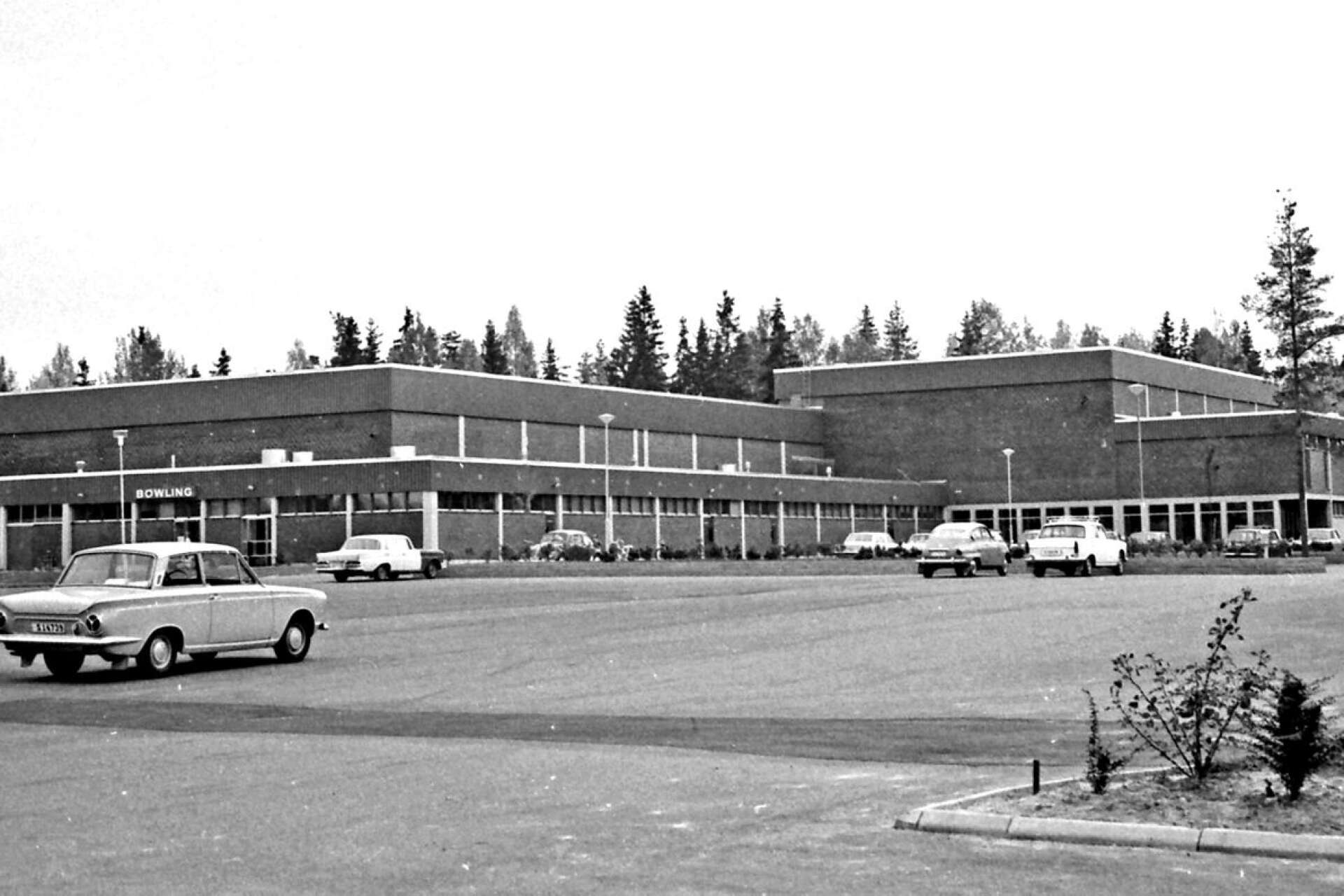 Sommaren 1972 stod sim- och sporthallen färdigbyggd. I augusti skulle det bli högtidlig invigning. 