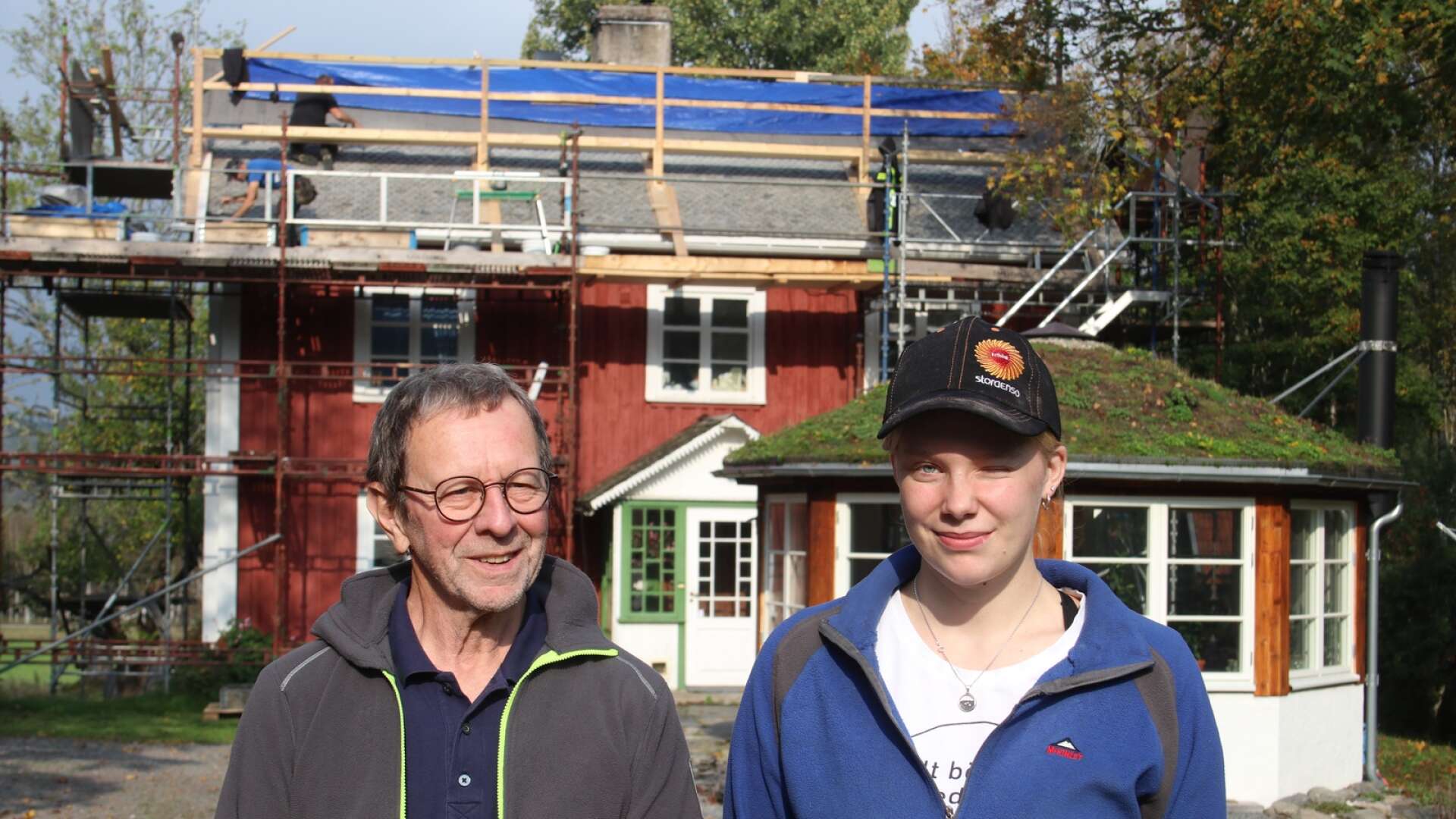 Bengt Åke Lövgren lägger om skiffertaket på sitt hus i Bocklarud. Här tillsammans med barnbarnet Cajsa Öhrling. ”Det är hon som ska ta över gården sen”, säger Bengt Åke.