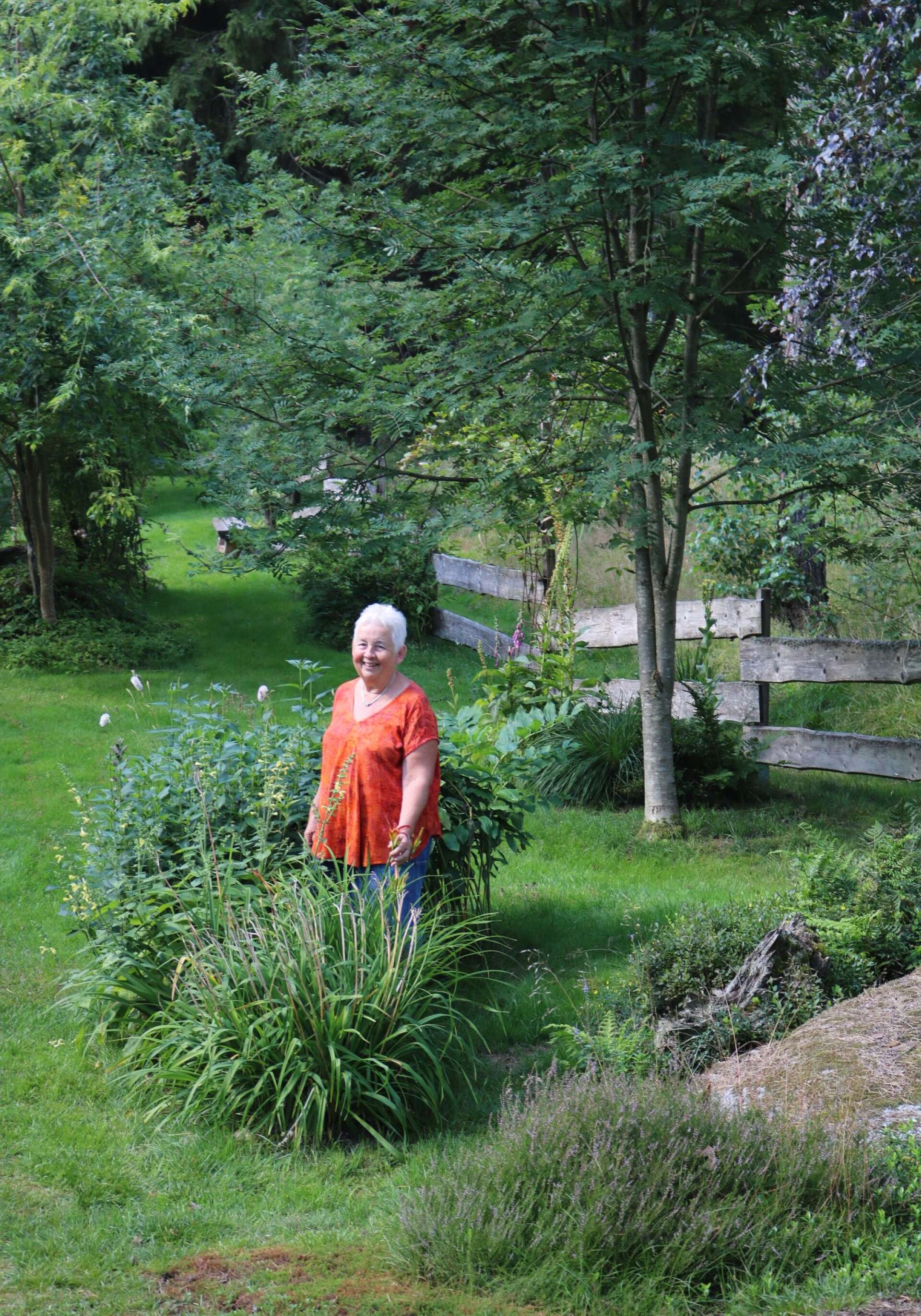 Eva Werner lägger mycket tid på sin trädgård.