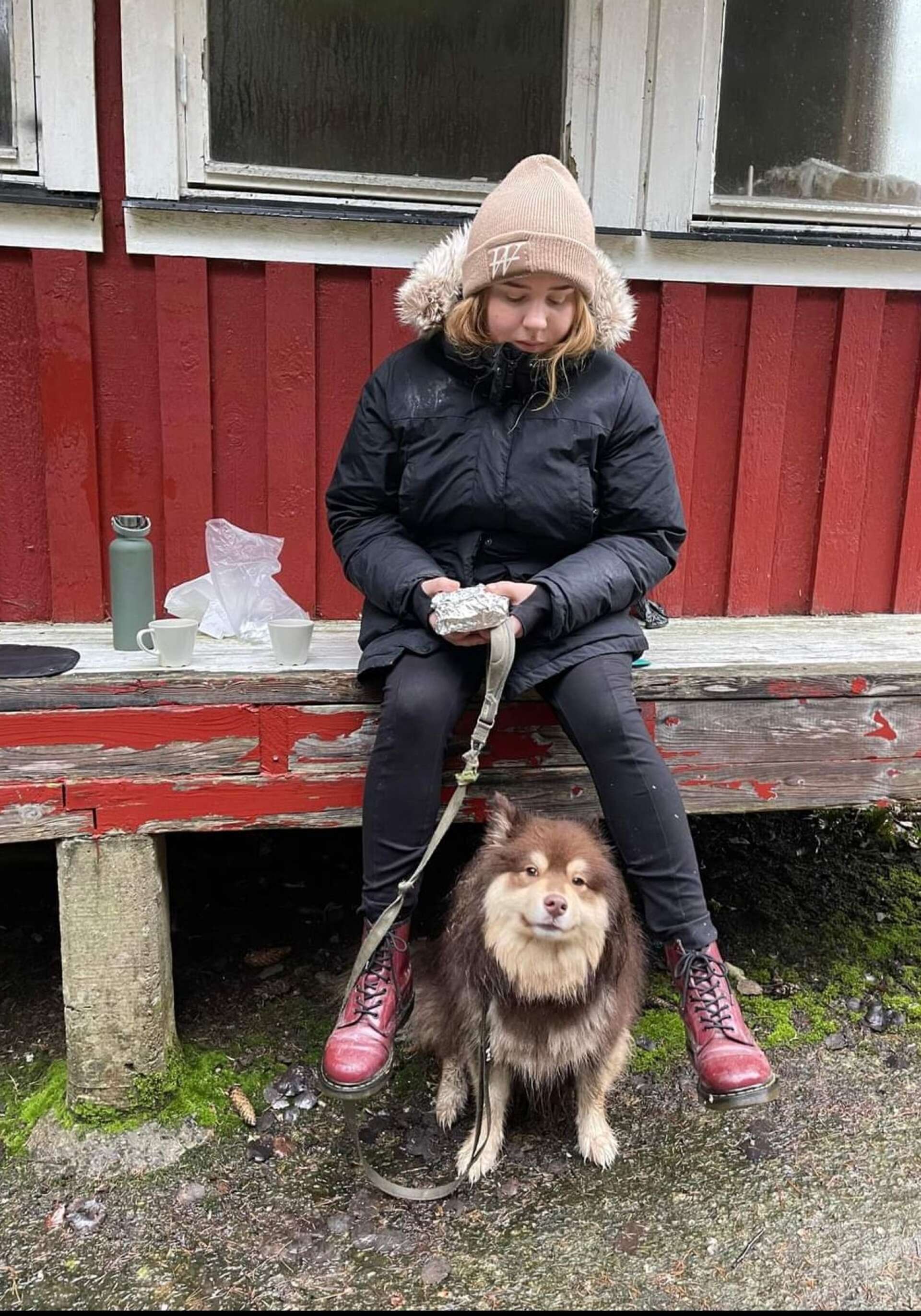 Johanna Lindqvist och hennes hund Eddie, räddaren under skräcknatten i skogen.