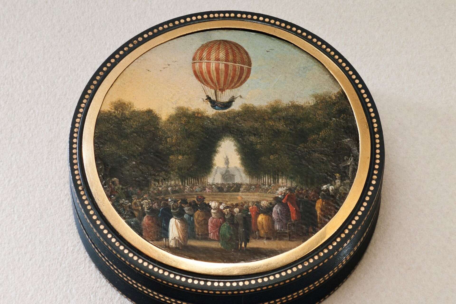 En ballonguppstigning skildras på denna dosa. Föremål ur Nationalmuseums kommande utställning på Läckö slott.