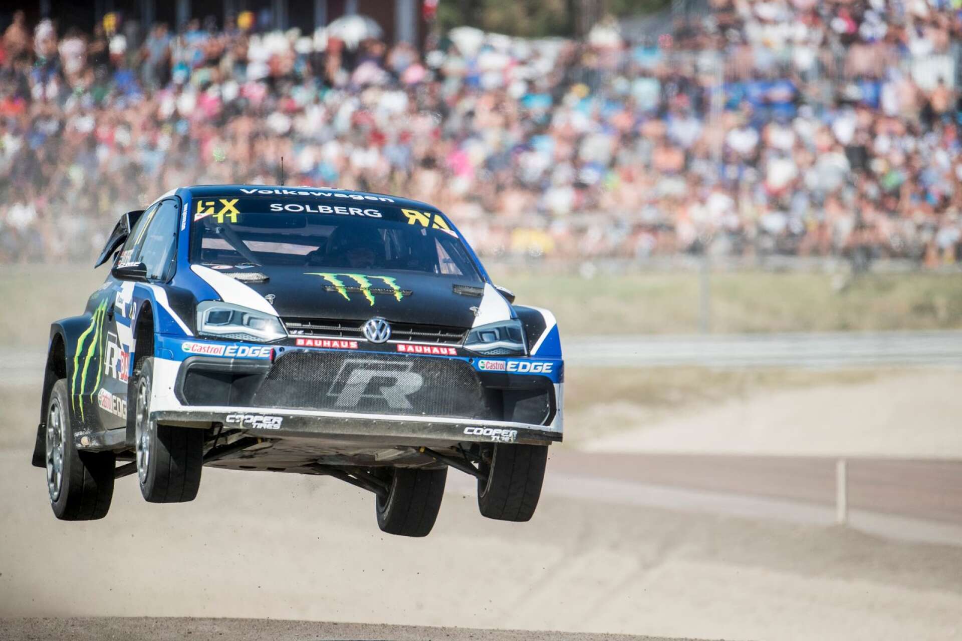 Petter Solberg och de andra åkte inför drygt 50 000 åskådare 2018. Kan det närma sig sådana siffror igen i sommar efter fjolårets bottennapp. Tävlingssäsongen på Höljesbanan drar igång redan den här helgen med bilcross, rallycross och folkrace.