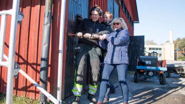 Inget spadtag men väl en planka som rivs bort från det garage som ska bli hunddagis. På bilden ses Johan Andersson, Niklas Bos och Anita Axelsson.