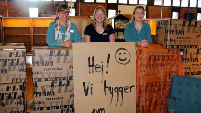 Anna Gullstrand, Lena Wellman och Charlotta Karlsson laddar nu för ombyggnationen av barnavdelningen på biblioteket.