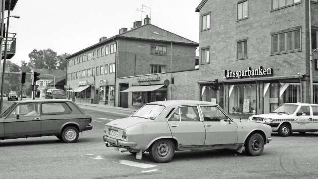I den låga byggnaden mellan trevåningshusen är det i dag begravningsbyrå. 1985 fanns Säffle Blomsterhandel där. 