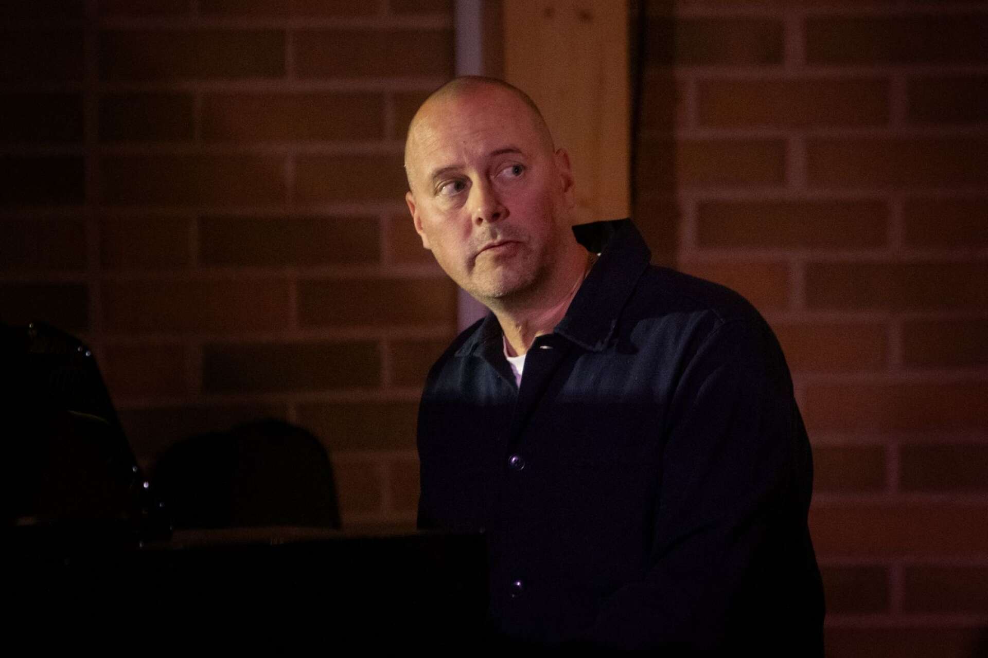 Erik Näsman arbetar som ungdomsledare i Österledskyrkan. Han både kompade med pianot på inspelningen och skötte det tekniska.