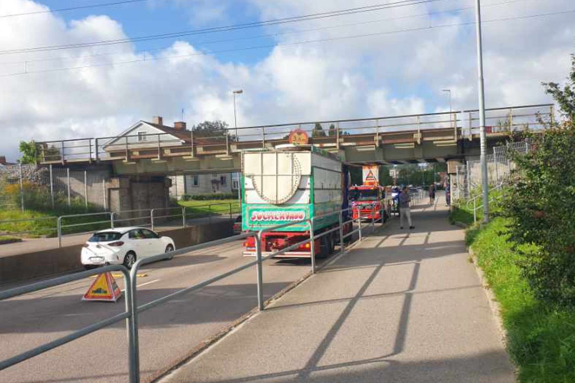 En lastbil körde fast under en viadukt på Södra Ringvägen i Kristinehamn.