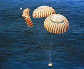 Apollokapseln Endeavour landar i Stilla havet med en outvecklad fallskärm.