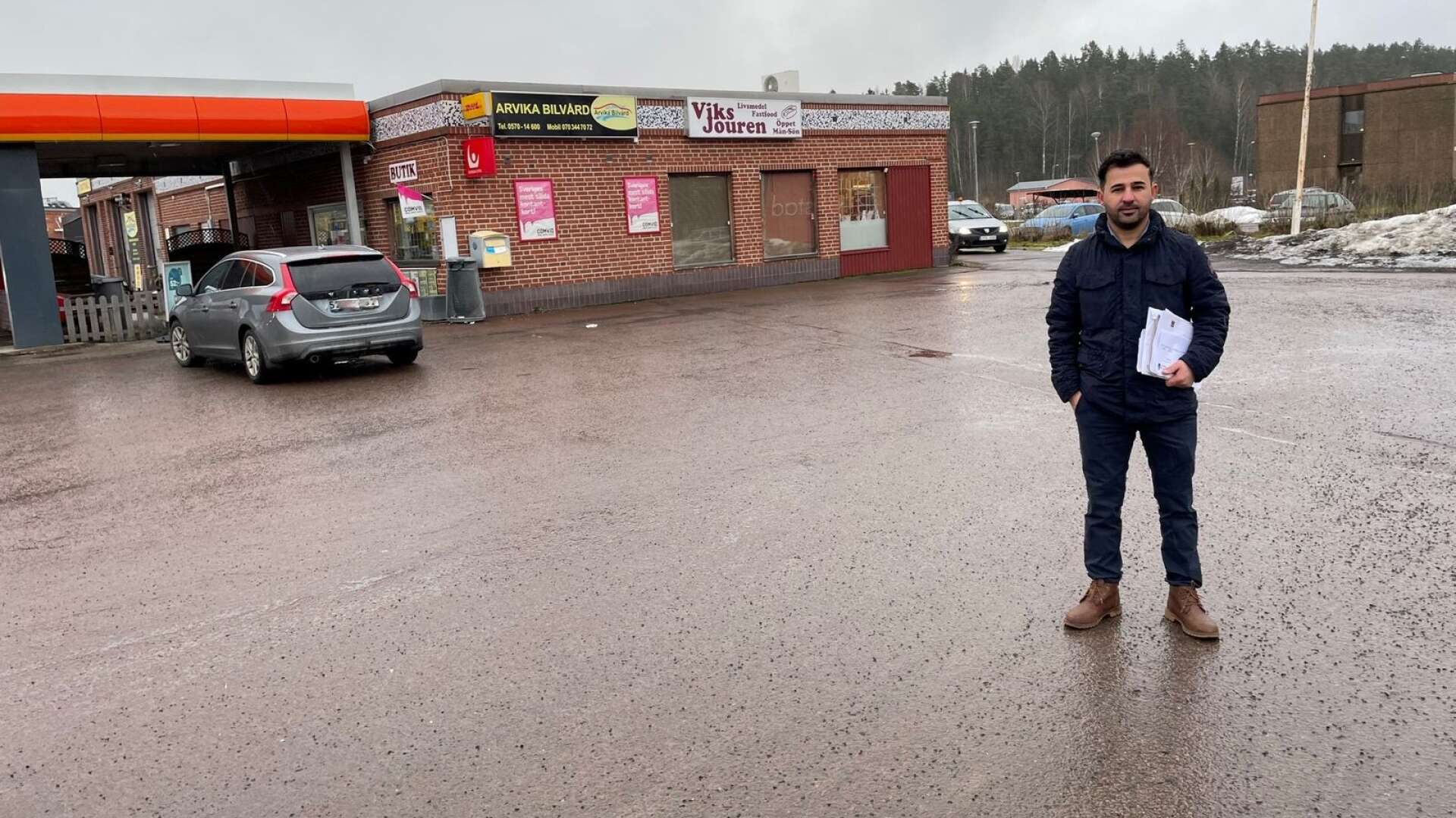 Här på parkeringen intill Viksjouren på Vik i Arvika planerar Daniel Kardo att bygga en Sibylla-restaurang. När vet han inte eftersom kommunen nekat bygglov.