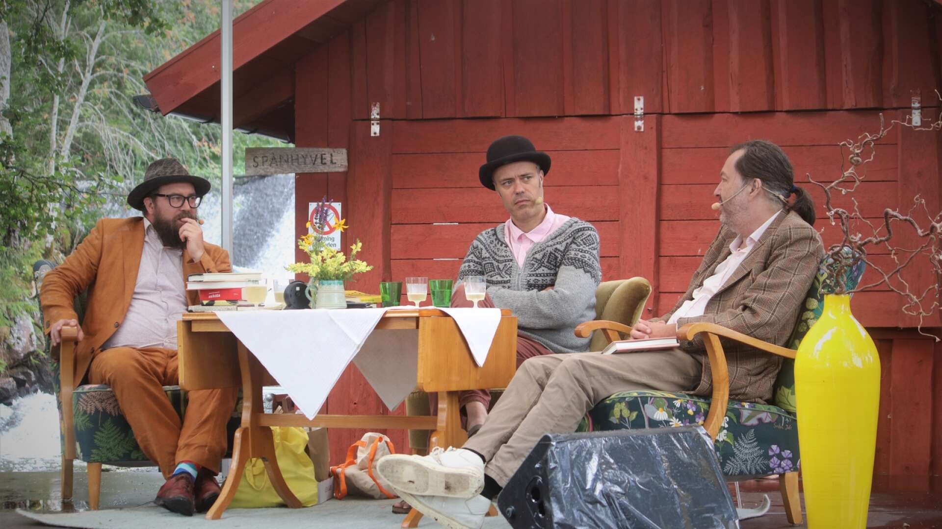 Författaren Eirikur Örn Norddahl, översättaren John Swedenmark och förläggaren Per Bergström i ett samtal om isländsk litteratur. 