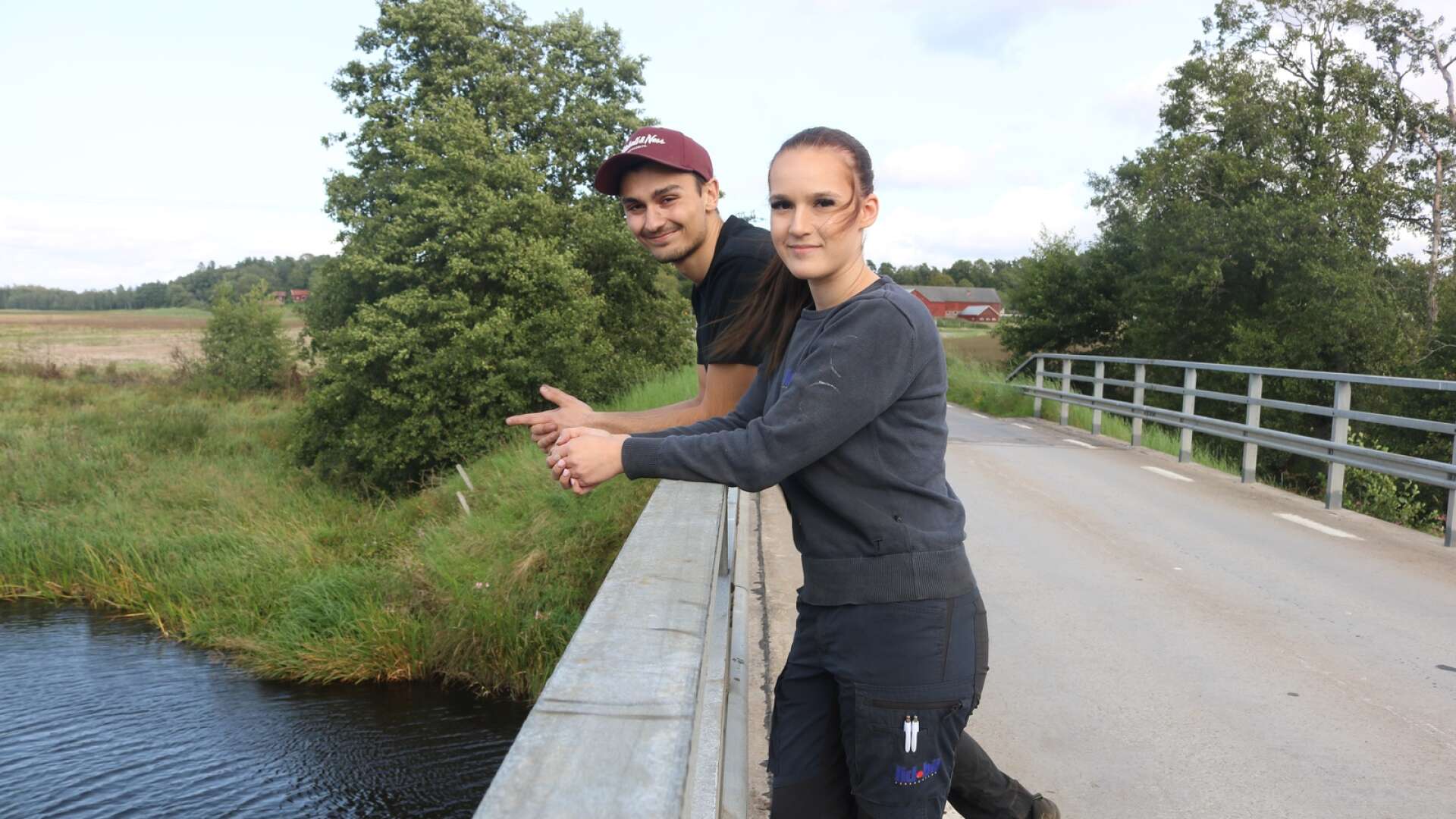 Daniel Ibrahim, 23 och Sara Strömdahl, 23, hittade en patron i vattnet när de magnetfiskade i Bäreberg. Nationella bombstyrkan kom och tog hand om pjäsen. 