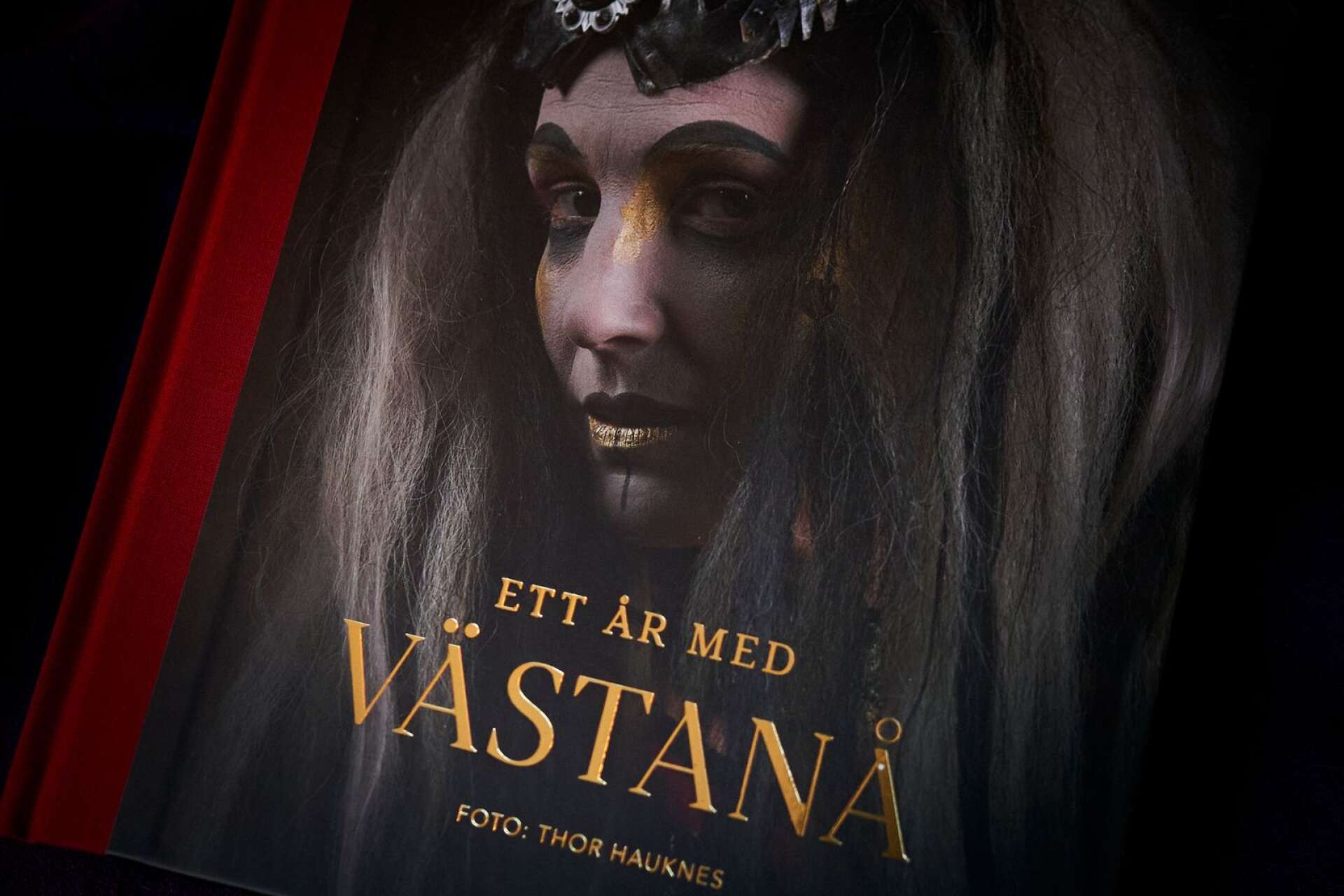  Bokens omslag har tryck i guld och pryds av ett porträtt ur Eddan.