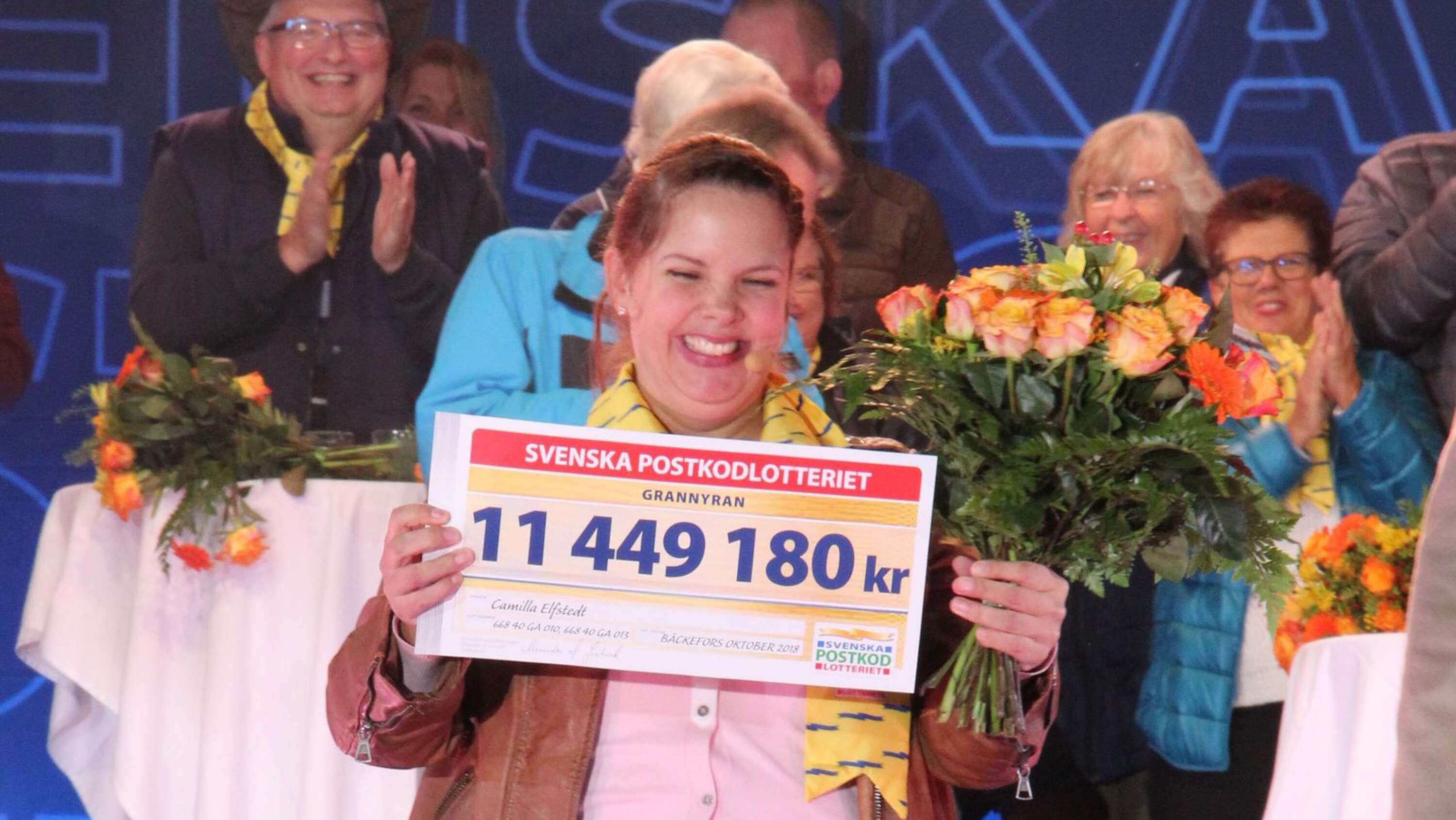 Den overkliga stunden när Camilla Elfstedt dragit fram vinstchecken på 11,4 miljoner kronor på torget i Bäckefors den 16 oktober förra året.