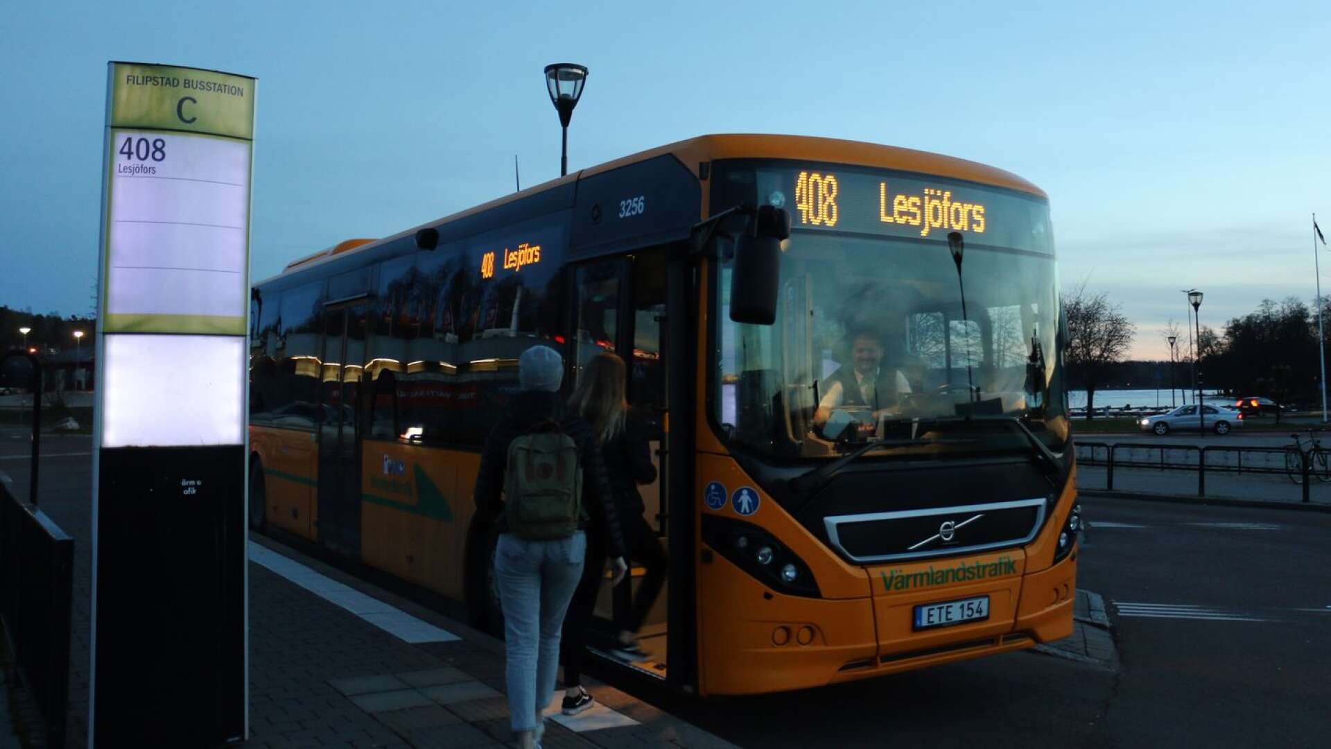 Bussen till Lesjöfors står inne på busstationen - för visst går det buss även om det inte synts i SJs bokningssystem.