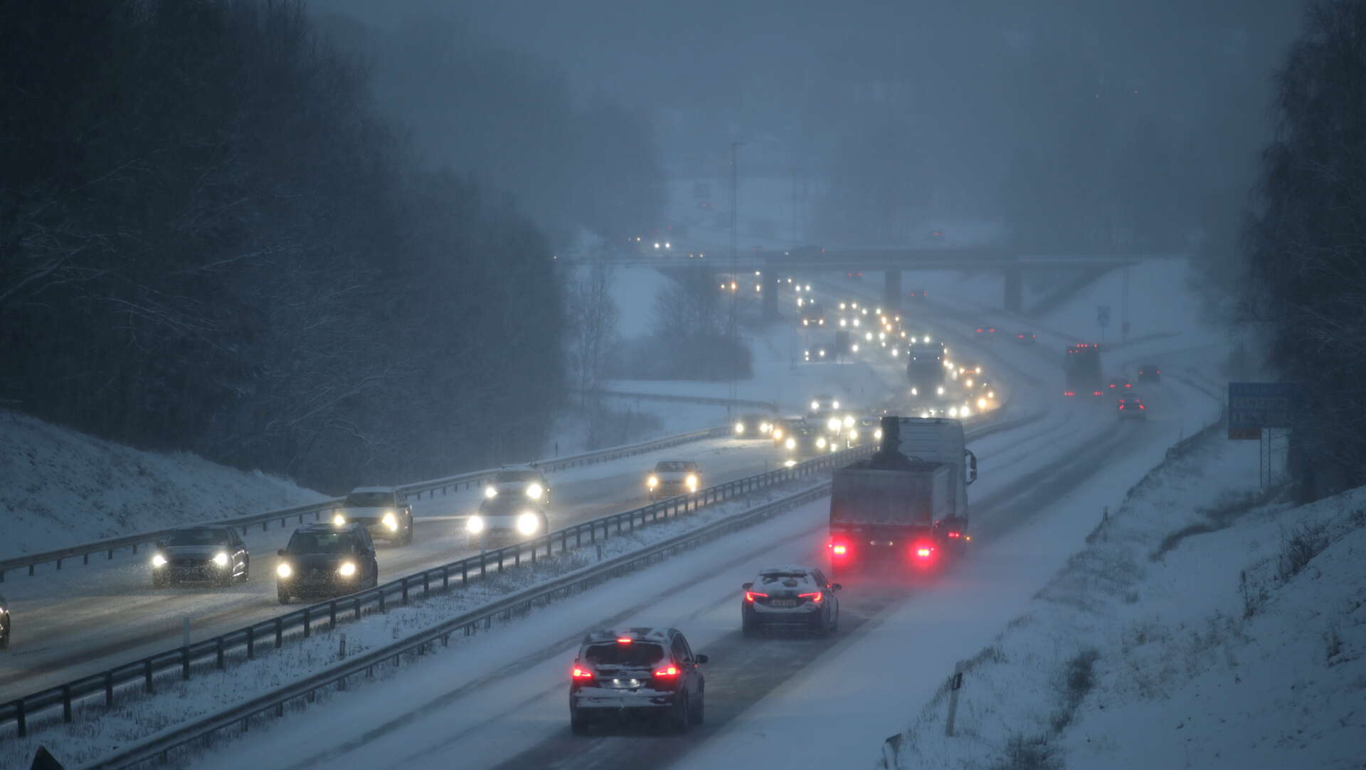 Det var segt i trafiken på grund av halka och snö under tisdagen, bland annat längs med E20 i höjd med Lerum.