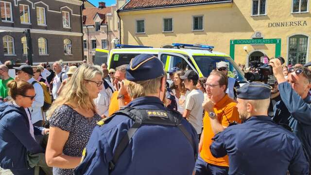 Närmare hundra personer trängdes på det lilla torget i Visby där 33-åringen högg ner kvinnan.